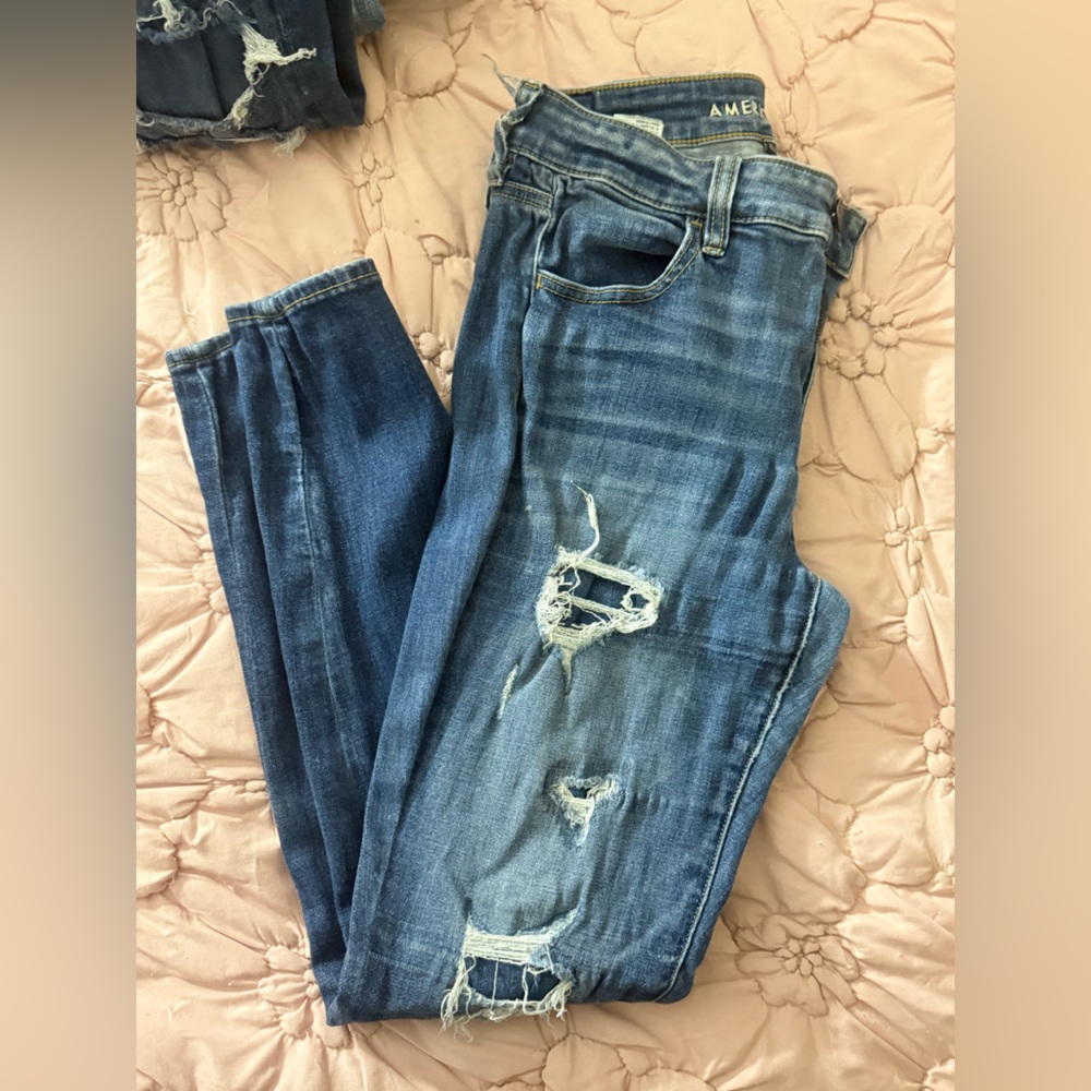 American Eagle Outfitters Ripped Blue Skinny Jeans
USED 
SIZE 10 Skinny